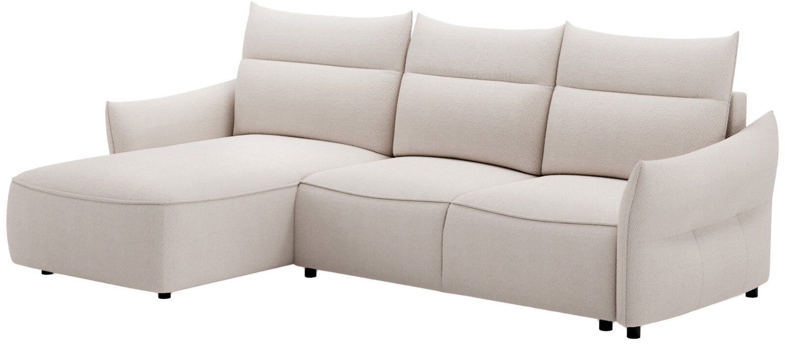 Beiges Ecksofa mit Ottomane links, gepolsterten Armlehnen und dreiteiliger Rückenlehne, freigestellt auf weißem Hintergrund, Ansicht schräg von vorn