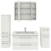 Badezimmermöbel-Set in Weiß, bestehend aus einem Waschbeckenunterschrank mit zwei Schubladen, einem hohen Schrank mit drei Fächern, einem kleineren Schrank mit zwei Fächern und einem Spiegelschrank mit offenen Türen und Glasböden. Frontalansicht.