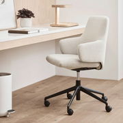 Moderner Home Office Sessel in Beige mit Armlehnen und Rollen, seitliche Perspektive