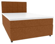 Braunes Boxspringbett mit gepolstertem, quadratisch abgestepptem Kopfteil und weißer Matratzenauflage, schräg von vorn links auf weißem Hintergrund fotografiert