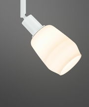 Nahaufnahme eines weißen Basisspots der Marke PAULMANN URAIL, montiert an einer Schiene, mit einem schlichten, modernen Design.