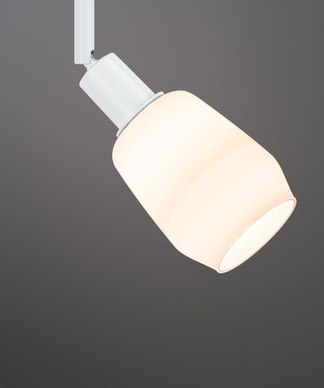 Nahaufnahme eines weißen Basisspots der Marke PAULMANN URAIL, montiert an einer Schiene, mit einem schlichten, modernen Design.