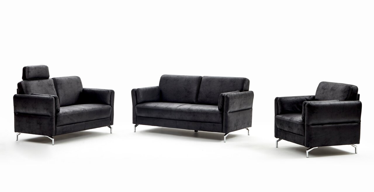 Landscape Sofa 3er OKLAHOMA Dreiteiliges Sofa-Set in dunklem Stoff, bestehend aus einem Zweisitzer-Sofa, einem Sessel mit Kopfstütze und einem weiteren Sessel, frontal fotografiert.