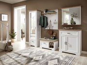 Garderoben-Set JUDITH in einem modernen Flur, bestehend aus einem hohen Schrank mit Spiegel, einer Sitzbank mit Stauraum, einer Wandgarderobe mit Haken und einem großen Spiegel, aus der Perspektive des Eingangsbereichs fotografiert.