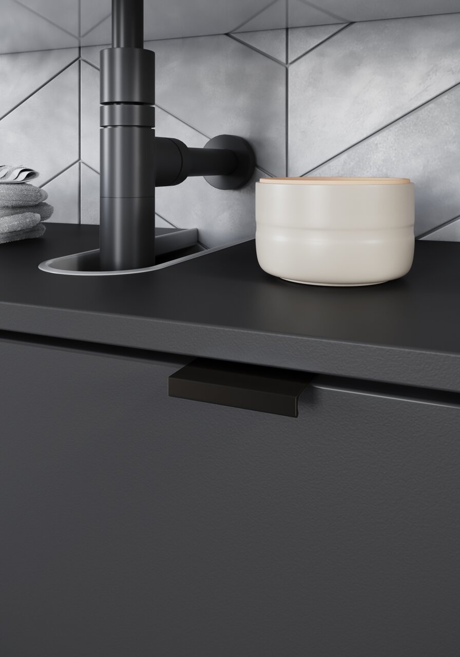 Nahaufnahme eines modernen Waschbeckenunterschranks in dunklem Design mit schwarzem Wasserhahn und cremefarbener Schale, seitliche Perspektive.