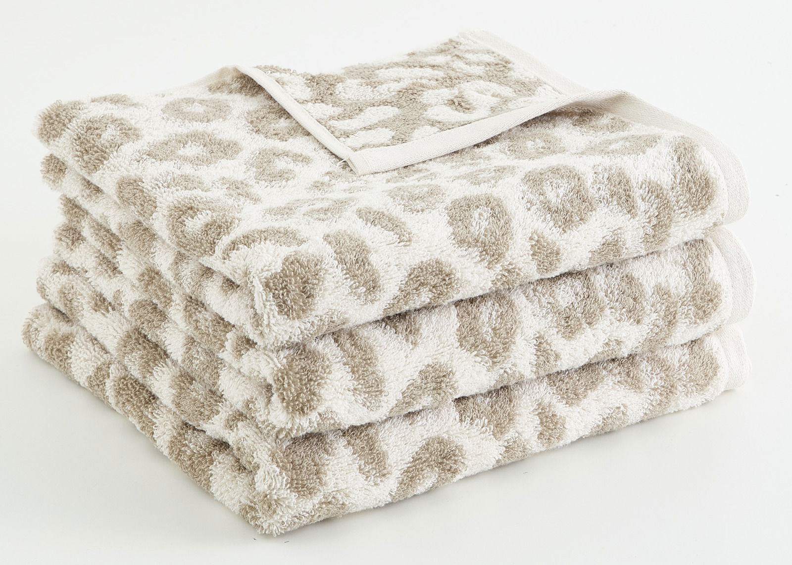 Beigefarbenes Handtuch mit Leopardenmuster, gestapelt in seitlicher Perspektive