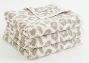 Beigefarbenes Handtuch mit Leopardenmuster, gestapelt in seitlicher Perspektive