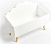 Weiße Kinder-Aufbewahrungstruhe mit Wolkenrückenlehne und Holzbeinen, perspektivisch von oben fotografiert.