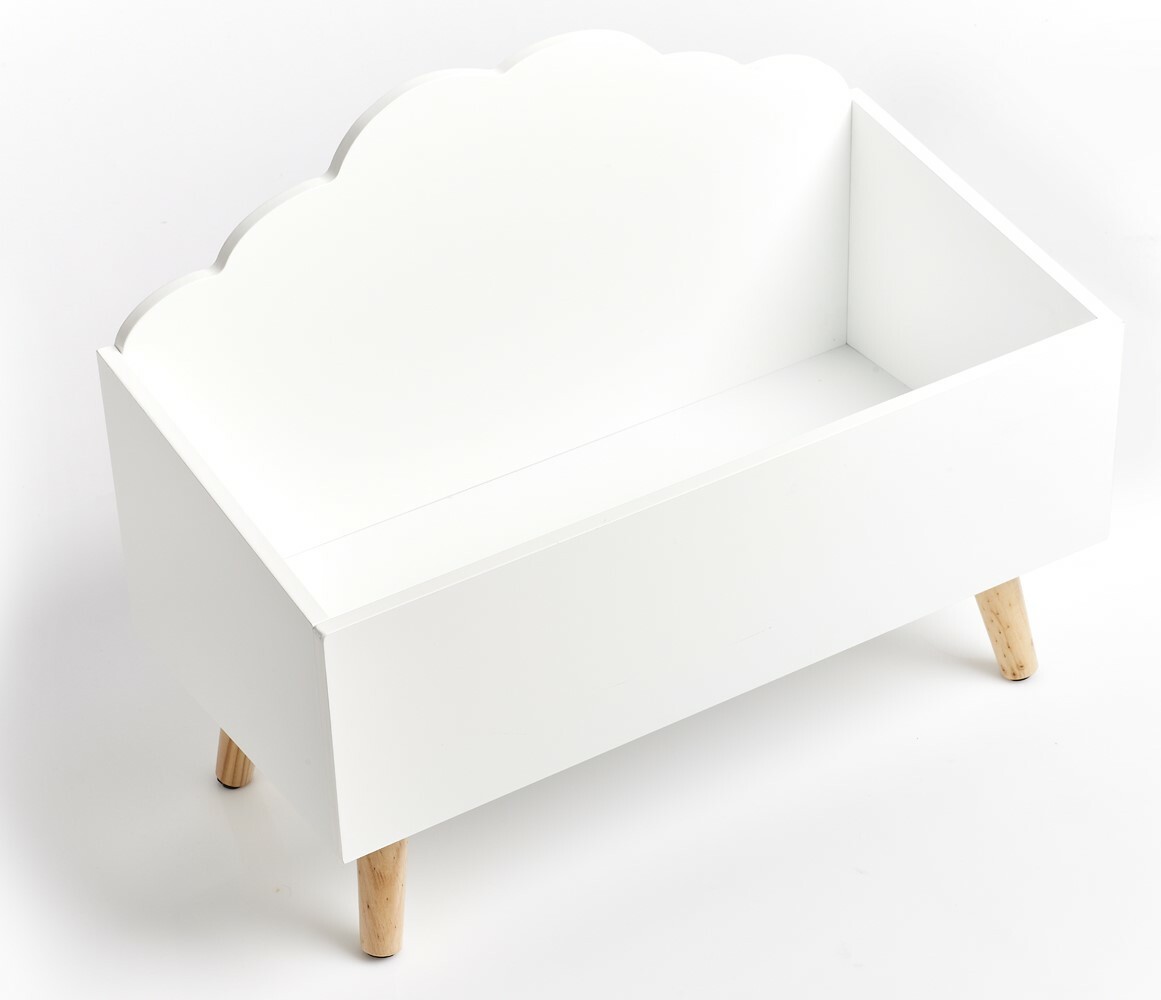 Weiße Kinder-Aufbewahrungstruhe mit Wolkenrückenlehne und Holzbeinen, perspektivisch von oben fotografiert.