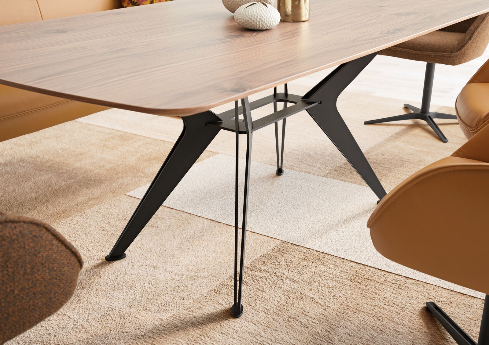 Moderner Esstisch mit Holzplatte und schwarzen Metallbeinen, seitliche Perspektive