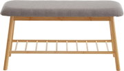 Gepolsterte Sitzbank mit grauem Stoffbezug, Holzgestell und Ablagegitter, freigestellt auf weißem Hintergrund, Frontansicht.