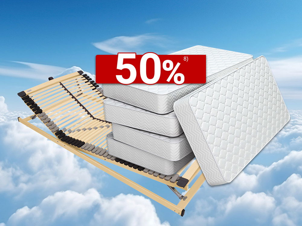 Federholzrahmen mit mehreren Matratzen schwebend über Wolken vor blauem Himmel