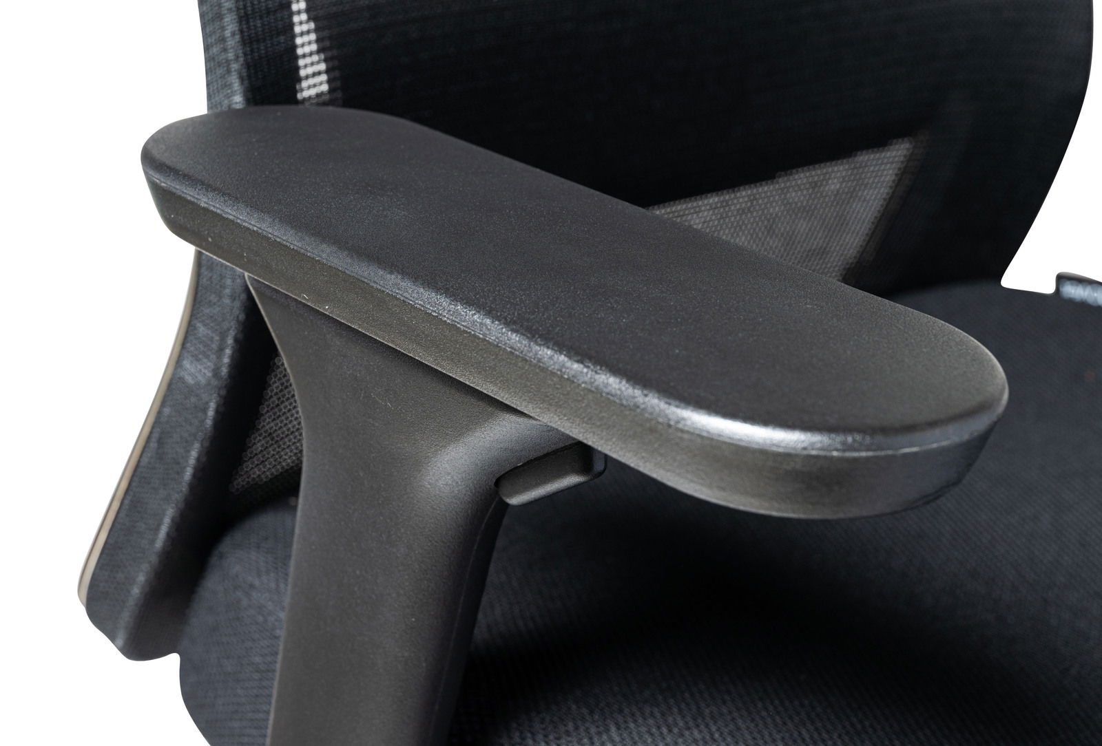 Nahaufnahme eines schwarzen Armlehne eines Drehstuhls, seitliche Perspektive