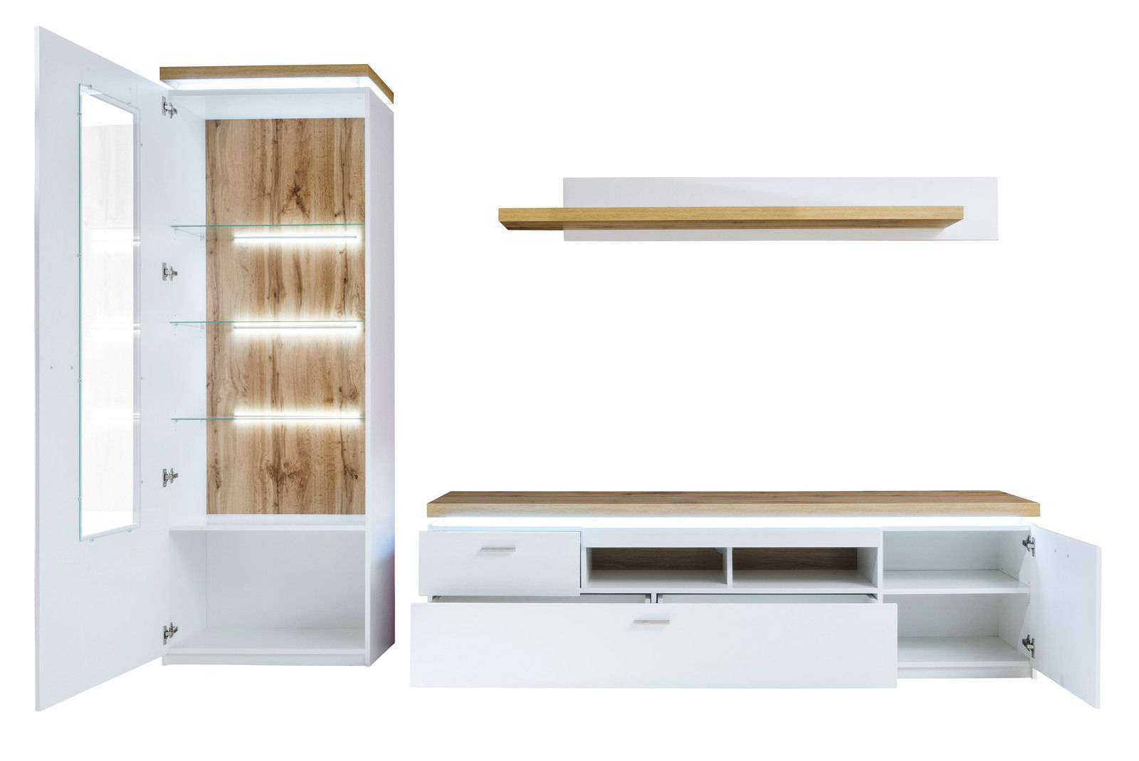 Wohnkombination mit weißem Korpus und Holzakzenten, bestehend aus einem hohen Schrank mit Glastüren und LED-Beleuchtung, einem niedrigen TV-Schrank mit Schubladen und offenen Fächern sowie einem Wandregal. Frontale Perspektive.