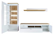 Wohnkombination mit weißem Korpus und Holzakzenten, bestehend aus einem hohen Schrank mit Glastüren und LED-Beleuchtung, einem niedrigen TV-Schrank mit Schubladen und offenen Fächern sowie einem Wandregal. Frontale Perspektive.