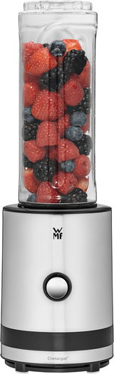 Frontansicht eines WMF Küchenminis Smoothie-to-go Mixers mit gefülltem Behälter voller frischer Beeren.