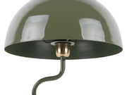 Nahaufnahme einer olivgrünen Tischleuchte mit glänzendem Schirm und gebogenem Kabel, von unten betrachtet.