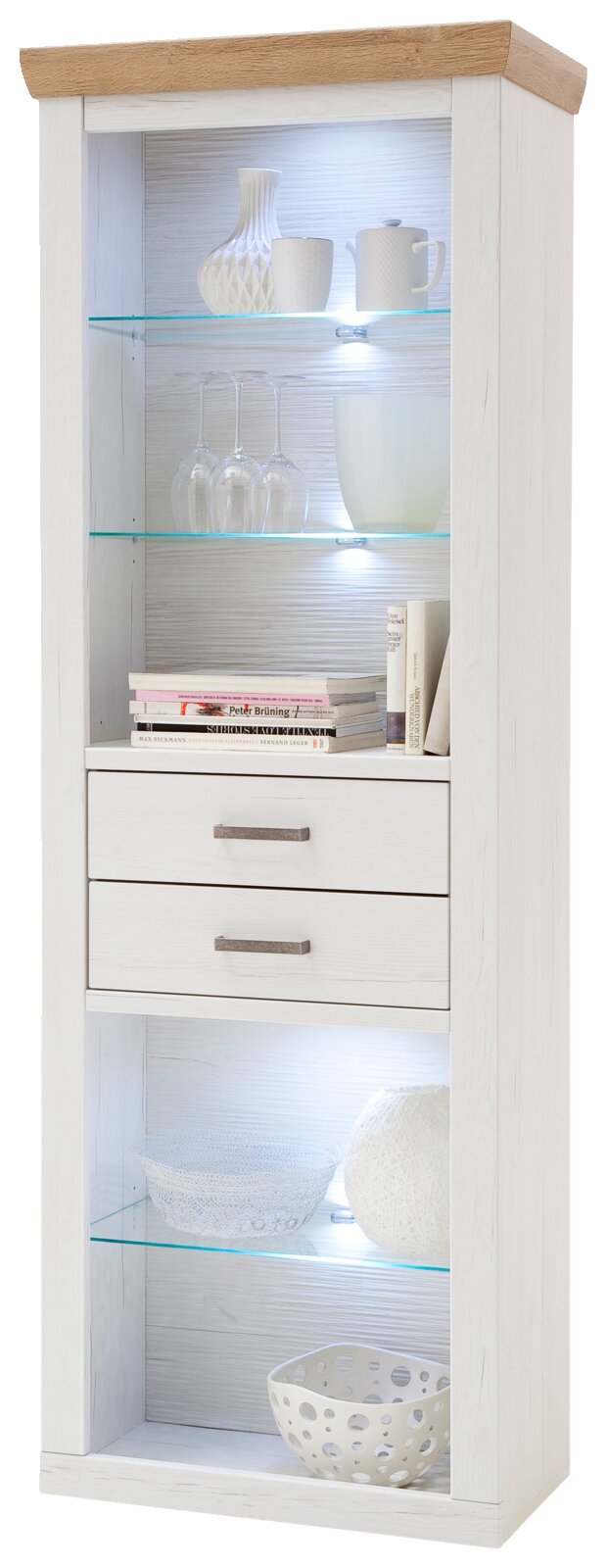 Smalle, wit gelakte vitrinekast/boekenkast met houten rand aan de bovenkant, glazen planken en ledverlichting, evenals twee lades; van voren gefotografeerd in licht perspectief