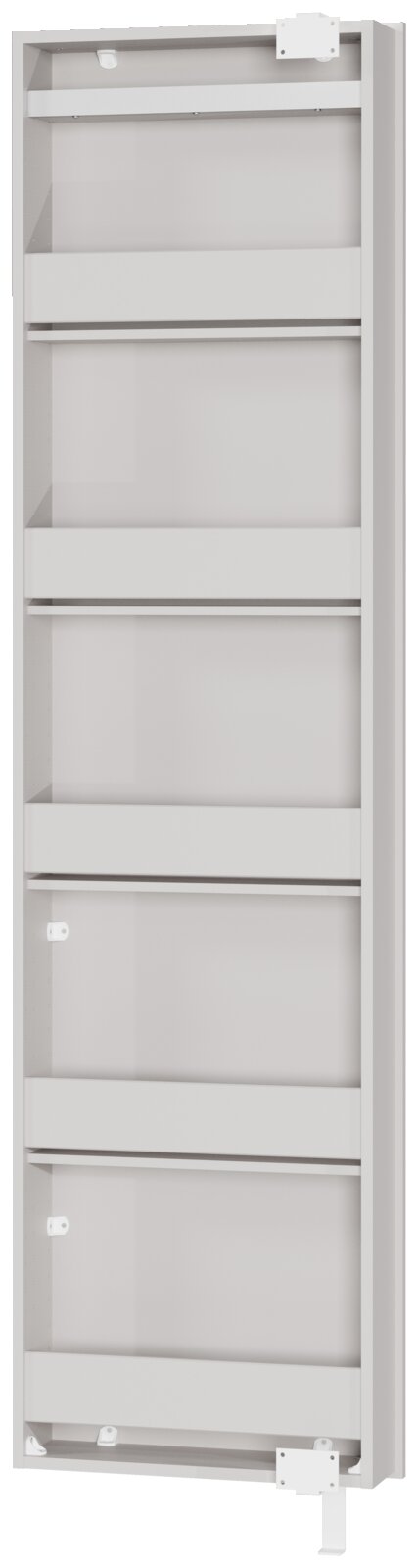 Hoher weißer Metallschrank mit mehreren offenen Ablagefächern und Frontleisten, Innenansicht, frontal von vorn fotografiert.