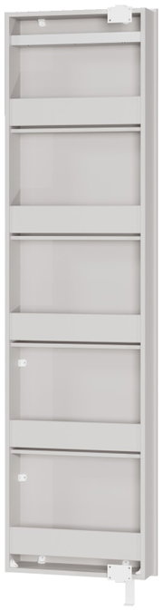 Hoher weißer Metallschrank mit mehreren offenen Ablagefächern und Frontleisten, Innenansicht, frontal von vorn fotografiert.