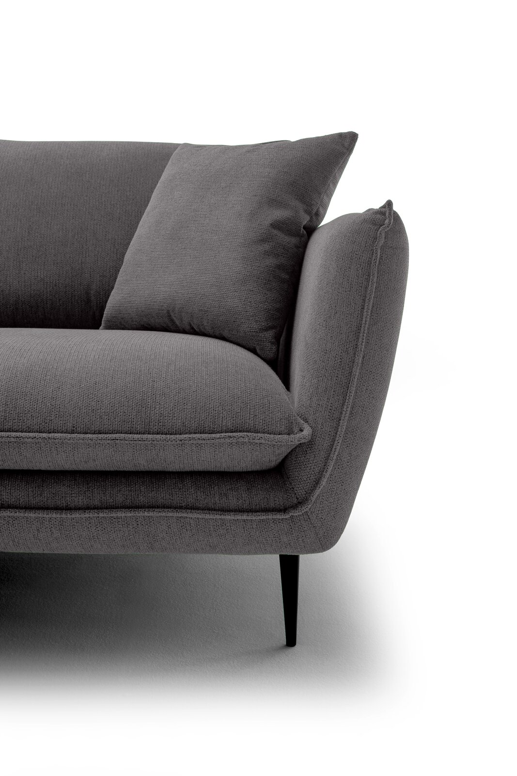 Nahaufnahme eines grauen Stoffsofas mit Armlehne, Sitzkissen und Rückenkissen, schwarzem Metallfuß, aus seitlicher Perspektive vor weißem Hintergrund