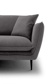 Nahaufnahme eines grauen Stoffsofas mit Armlehne, Sitzkissen und Rückenkissen, schwarzem Metallfuß, aus seitlicher Perspektive vor weißem Hintergrund