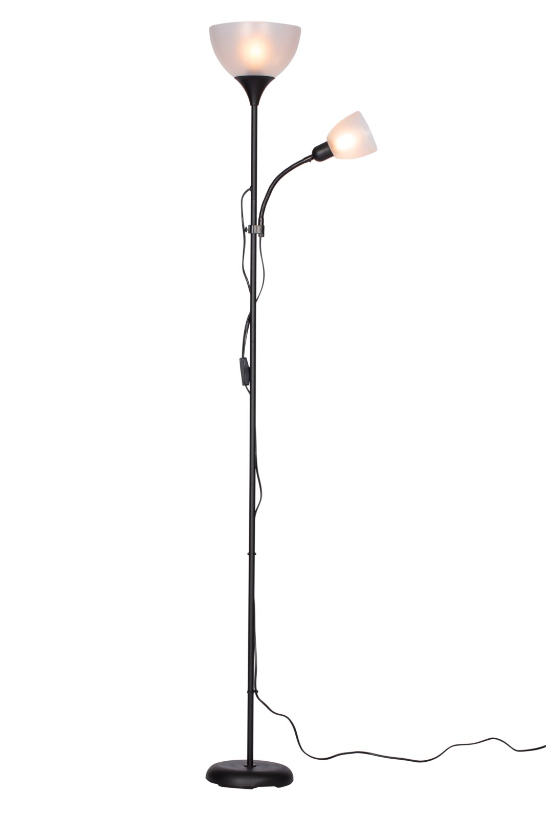 Staande lamp met twee lampkoppen, één naar boven en één naar de zijkant gericht, in een zwart ontwerp. Vooraanzicht.