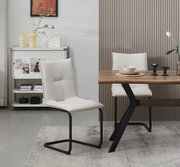 Beiger Polsterstuhl mit schwarzem Metall-Kufengestell neben einem Holztisch mit schwarzem Z-Fuß in modernem Esszimmer, seitliche Perspektive