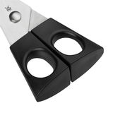 Nahaufnahme einer schwarzen Kräuterschere mit ergonomischen Griffen und Edelstahlklingen, perspektivisch von oben fotografiert.