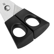 Nahaufnahme einer schwarzen Kräuterschere mit ergonomischen Griffen und Edelstahlklingen, perspektivisch von oben fotografiert.