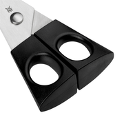 Nahaufnahme einer schwarzen Kräuterschere mit ergonomischen Griffen und Edelstahlklingen, perspektivisch von oben fotografiert.