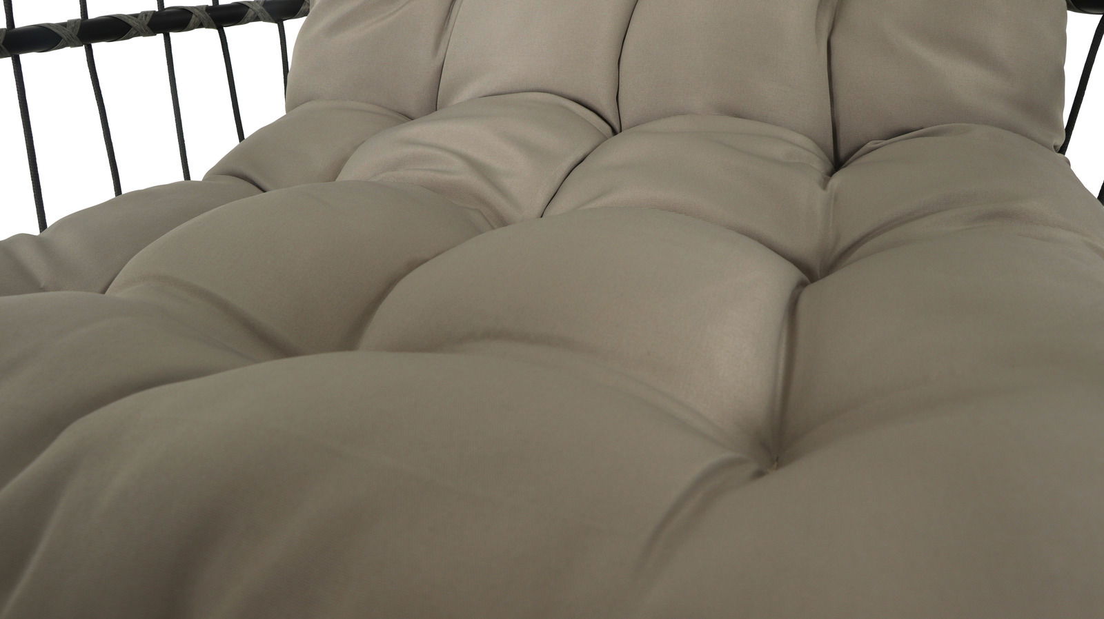 Nahaufnahme eines gepolsterten Hängesessels in beige aus seitlicher Perspektive.