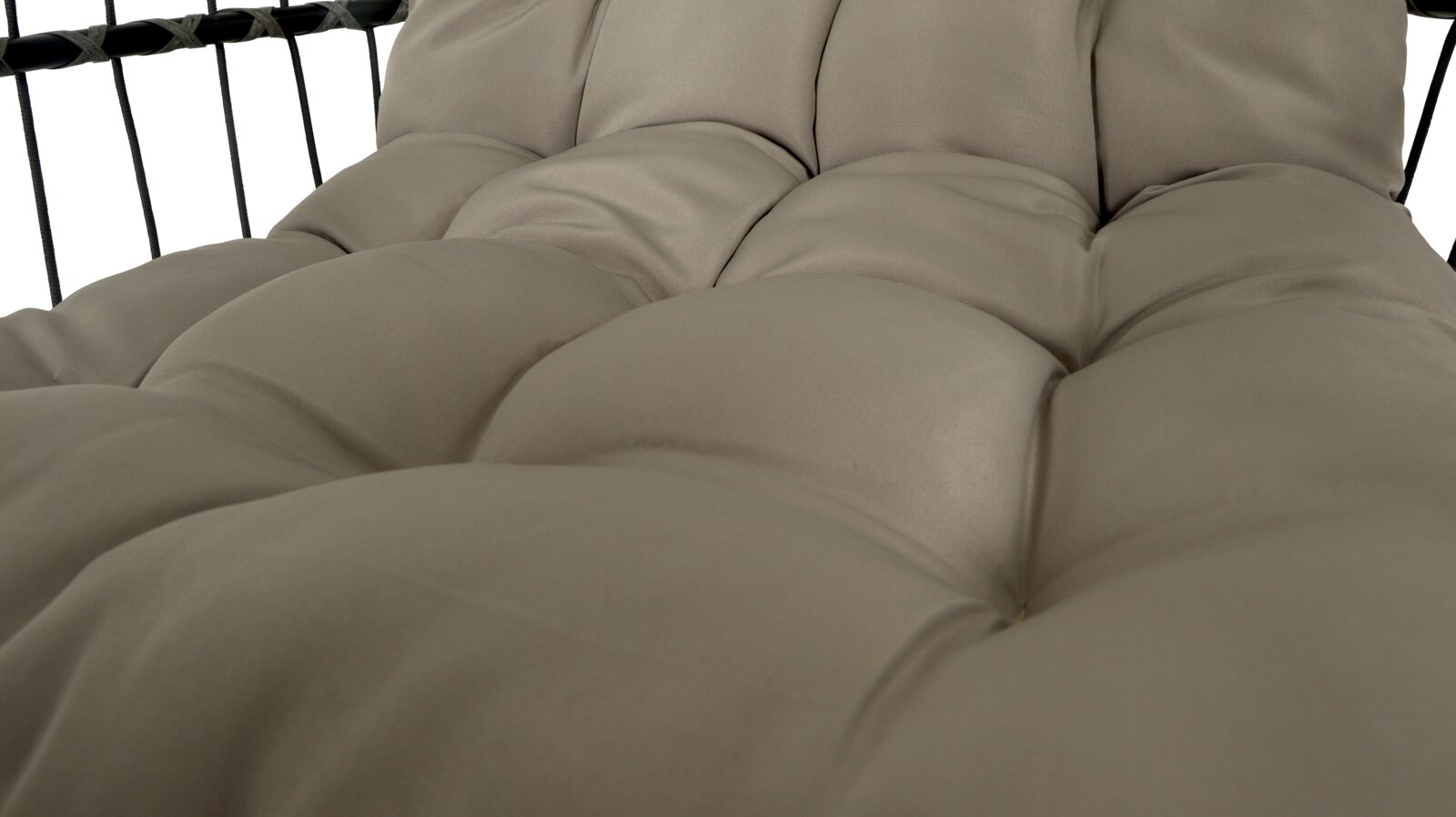 Close-up van een beklede hangstoel in beige, gezien vanaf de zijkant.