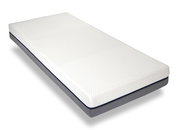 Viskomatratze in schräger Perspektive, mit weißem, strukturiertem Bezug und grauem Rand.