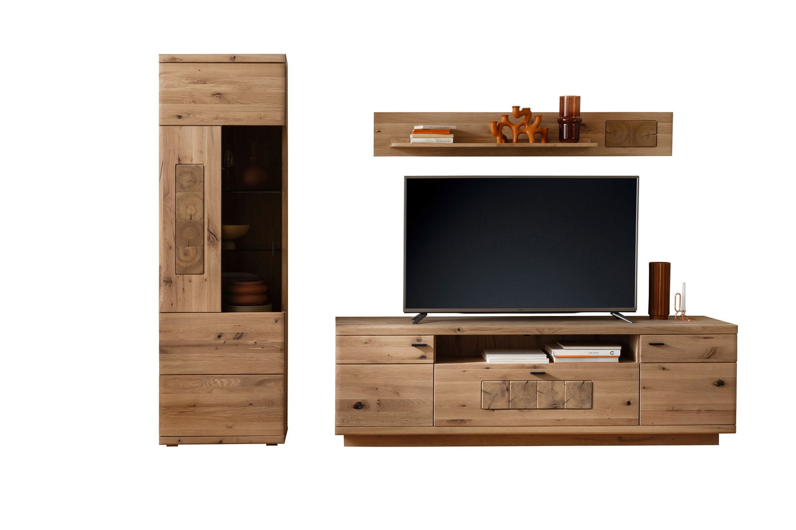 Frontale Ansicht einer modernen Wandkombination aus Holz mit einem hohen Schrank, einem TV-Schrank und einem Wandregal, dekoriert mit Büchern und Vasen.