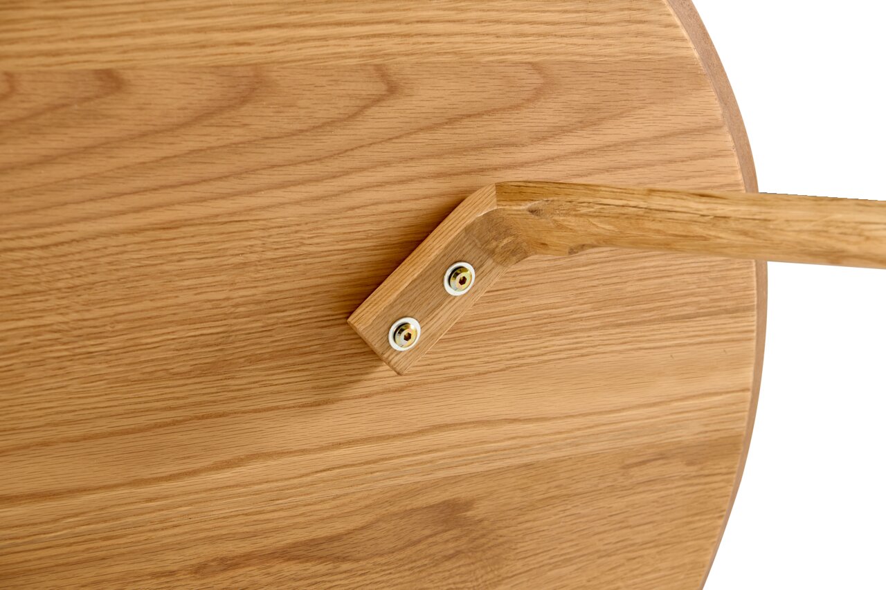 Close-up van een houten salontafel met zichtbaar tafelblad en één tafelpoot, gezien van bovenaf.