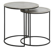 Zwei runde Beistelltische aus Metall mit schwarzem Gestell, ineinander verschachtelt, seitliche Perspektive.