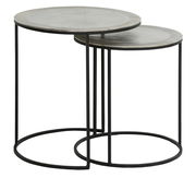 Zwei runde Beistelltische aus Metall mit schwarzem Gestell, ineinander verschachtelt, seitliche Perspektive.