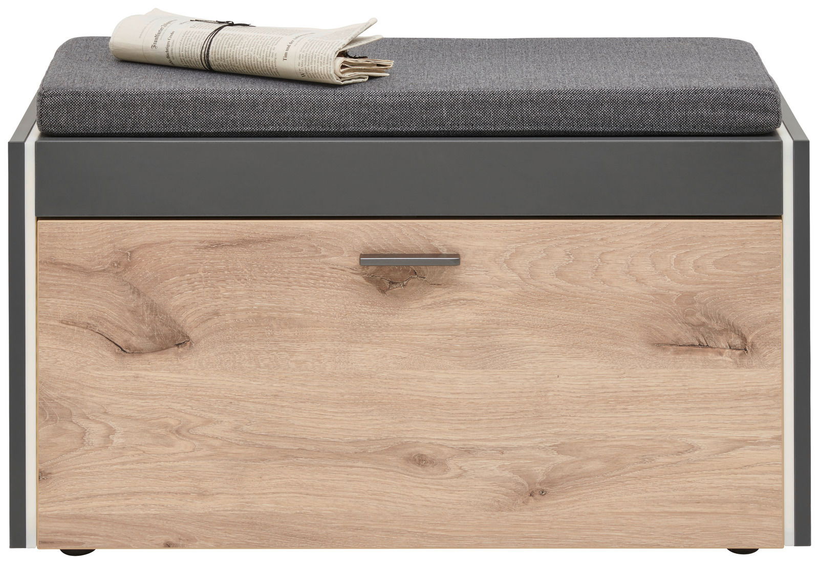 Garderobenbank mit grauem Sitzpolster und Holzfront, frontal betrachtet, mit einer Zeitung darauf.