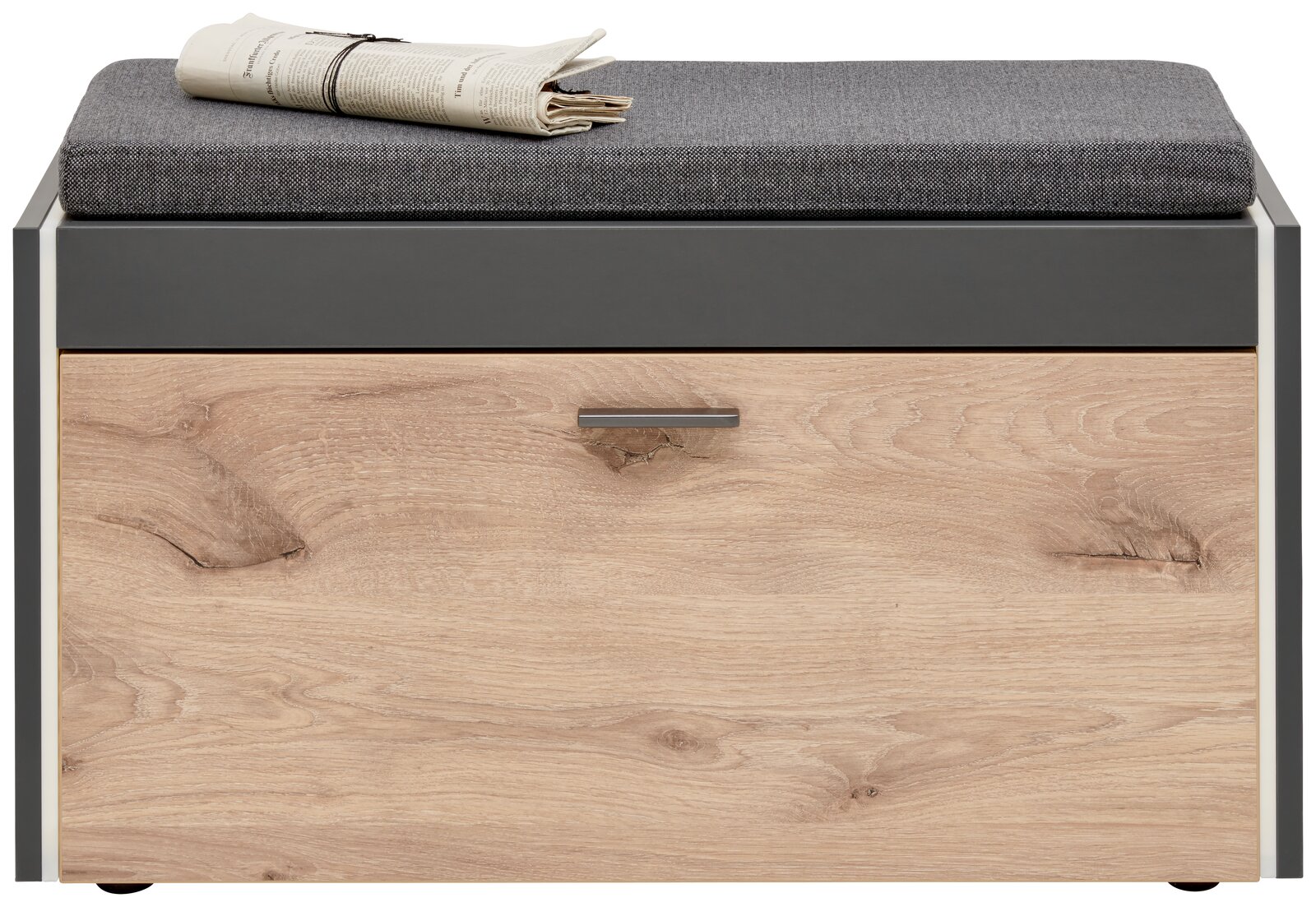 Garderobenbank mit grauem Sitzpolster und Holzfront, frontal betrachtet, mit einer Zeitung darauf.