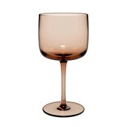 Wijnkelk van bruin glas, van voren gefotografeerd