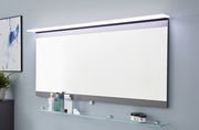 Moderne Badkombination mit großem rechteckigem Spiegel und integrierter LED-Beleuchtung, seitliche Perspektive