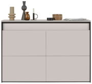 Moderner Hängeschuhschrank in Frontansicht mit dekorativen Objekten auf der Oberseite.