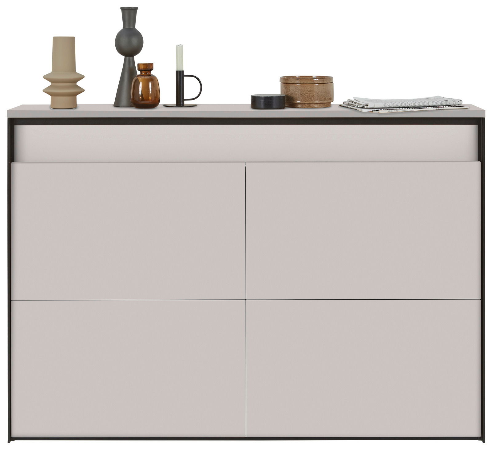 Moderner Hängeschuhschrank in Frontansicht mit dekorativen Objekten auf der Oberseite.