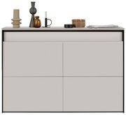 Moderner Hängeschuhschrank in Frontansicht mit dekorativen Objekten auf der Oberseite.