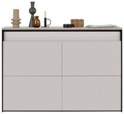 Moderner Hängeschuhschrank in Frontansicht mit dekorativen Objekten auf der Oberseite.