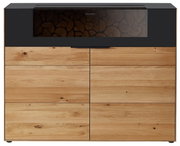 Vooraanzicht van een modern hoogkastje met houtlook en een inzetstuk van zwart glas.