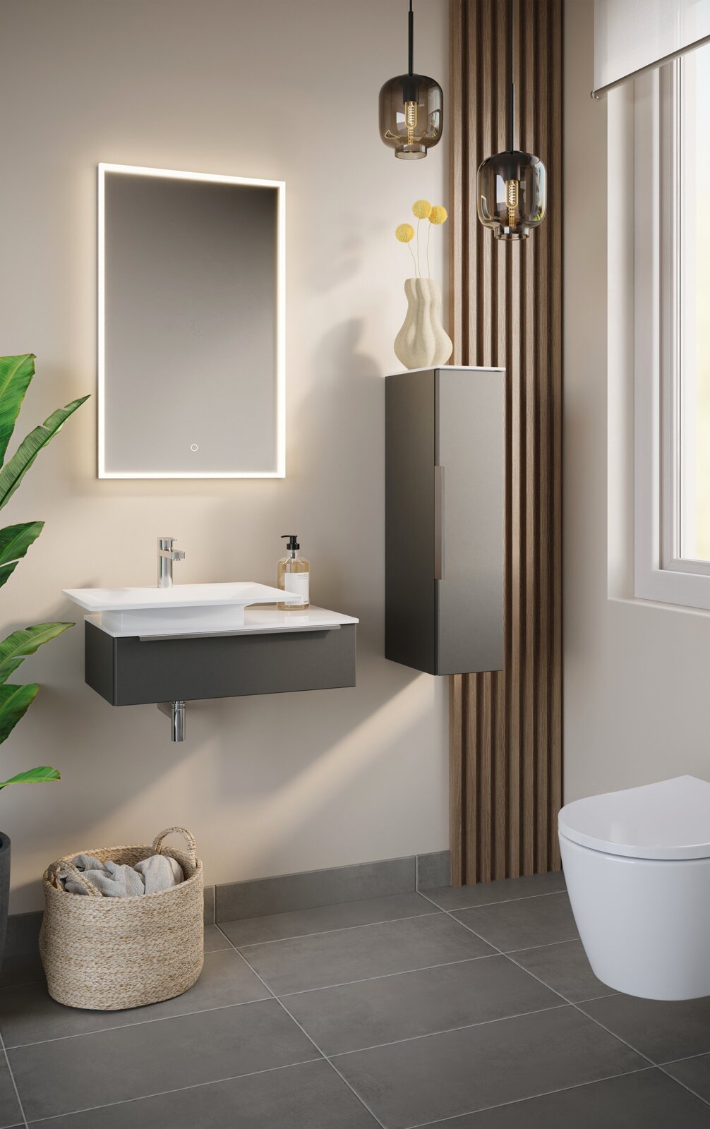 Modernes Badezimmer-Set mit wandhängendem Waschtisch in Anthrazit und weißem Becken, beleuchtetem LED-Spiegel, hohem Hängeschrank und zwei Rauchglas-Pendelleuchten perspektivische Ansicht von vorn leicht rechts.