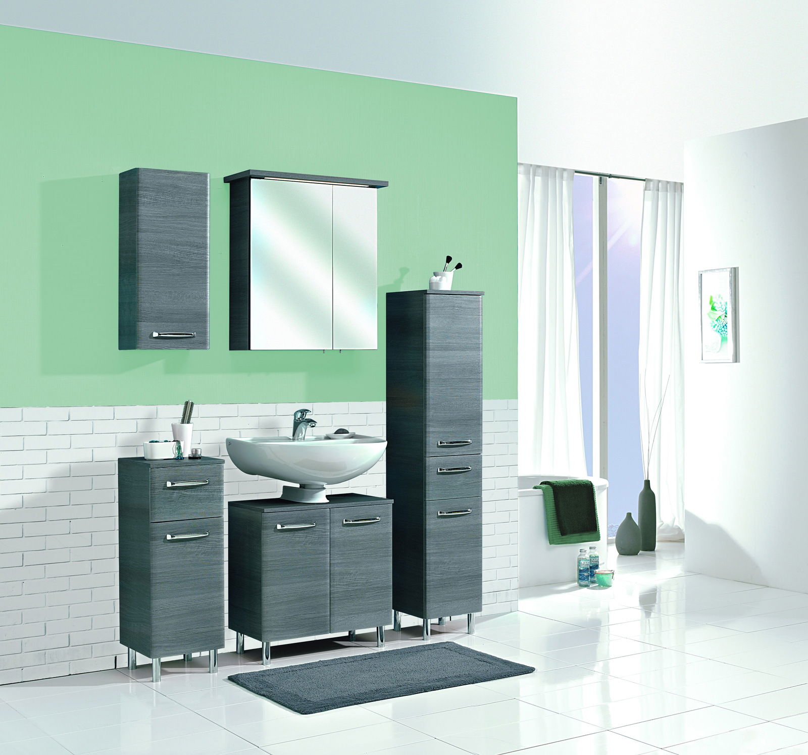 Moderner Midischrank in einem stilvollen Badezimmer, frontal betrachtet, mit grauer Holzoptik und eleganten Griffen.