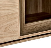 Detailaufnahme eines Holzrahmens mit Spiegel/Glaseinsatz in heller Eichenoptik, schräg von vorne auf die Ecke und Kante fotografiert